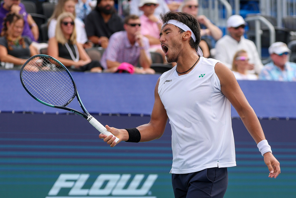 面对此前从, 人携手出击, 波塔波娃已